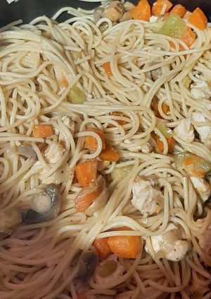 Una foto de Espaguetis con verduras y soja