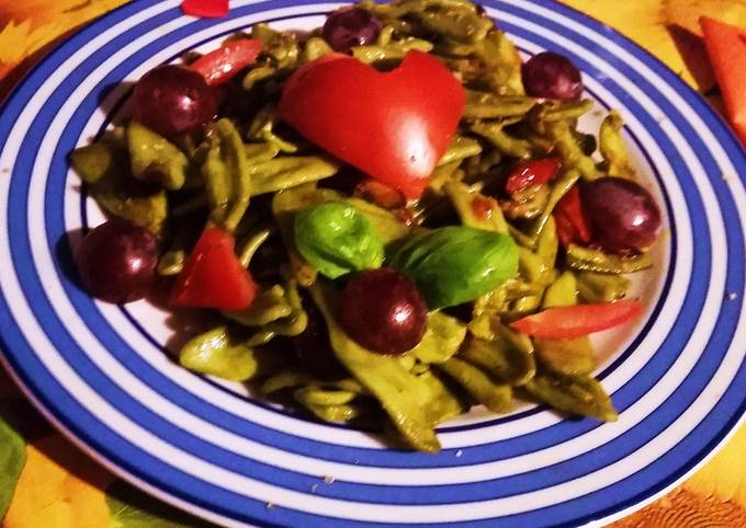 Modo semplice a Fai Veloce Foglie di ulivo agli spinaci con peperoni arrostiti