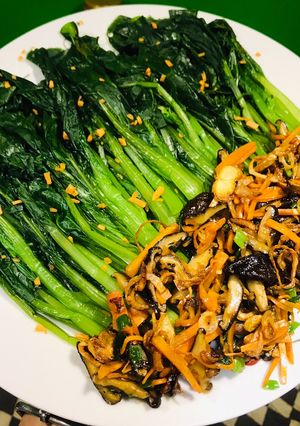 Hình của món Cải bó xôi xào nấm🥬.