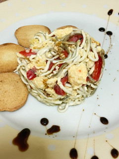 Una foto de Revuelto de gulas y pimiento del piquillo