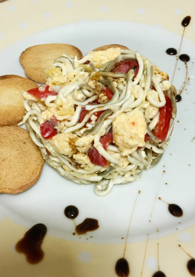 Una foto de Revuelto de gulas y pimiento del piquillo