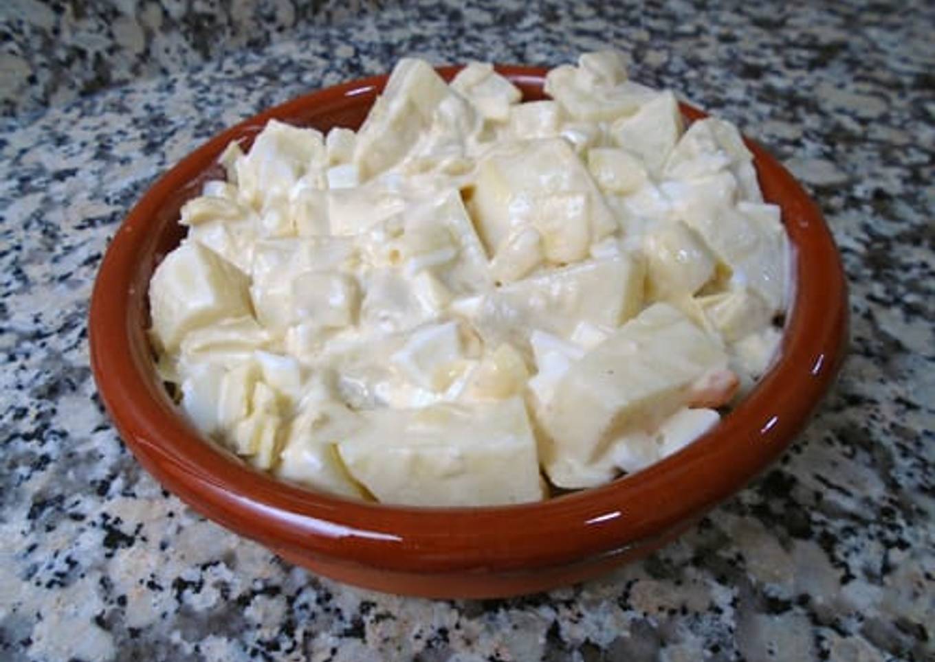 Ensaladilla de patata, alcachofa y huevo