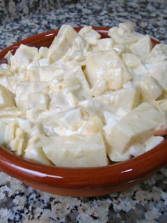 Una foto de Ensaladilla de patata, alcachofa y huevo