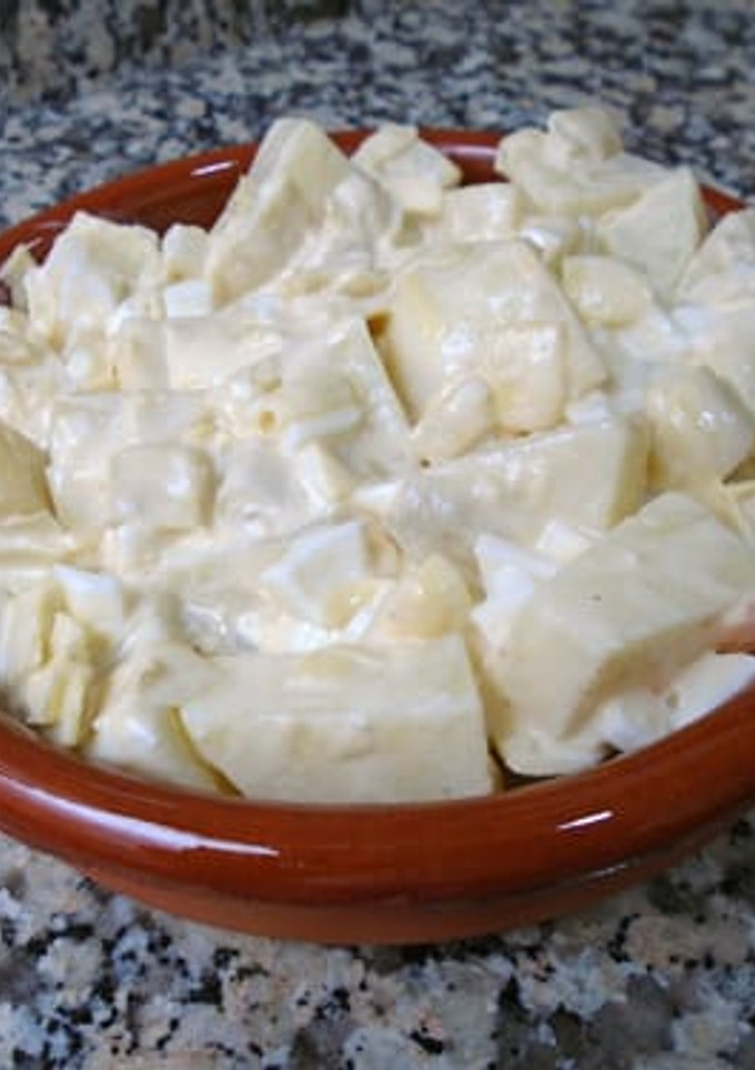 Una foto de Ensaladilla de patata, alcachofa y huevo