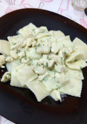 Una foto de Ravioles con crema pollo y perejil facilísimo