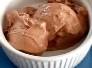 Una foto de crema de leche con chocolate amargo