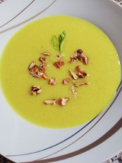 Kurkumás szárzellerkrémleves pirított dióval recept fotója