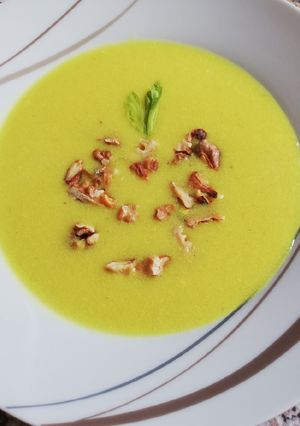 Kurkumás szárzellerkrémleves pirított dióval recept fotója