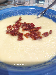 Una foto de Crema de puerro y pera con virutas de jamón en mambo