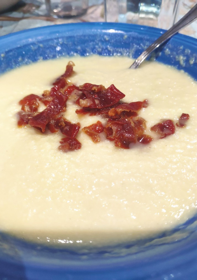 Una foto de Crema de puerro y pera con virutas de jamón en mambo