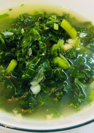 Hình của món Canh nước xương gà, cải xoăn.