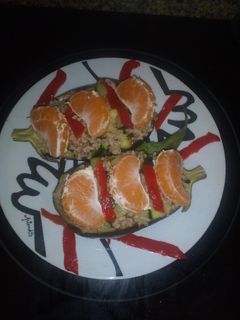 Una foto de Berenjenas rellenas de carne picada y calabacín