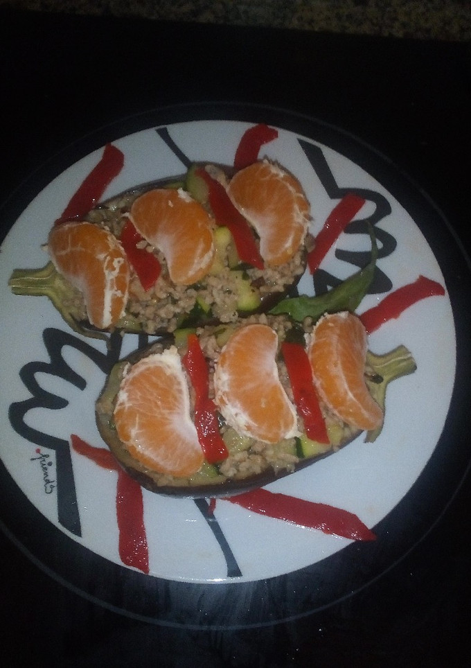 Una foto de Berenjenas rellenas de carne picada y calabacín