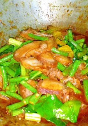 รูปของ ผัดเผ็ดหมูกรอบ