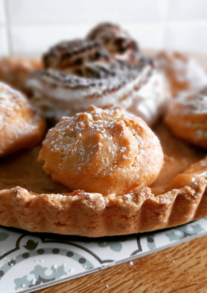 Una foto de Tarta Saint Honoré (de crema de turrón y ¡sin gluten!)
