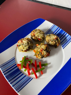 Una foto de Champiñones 🍄 rellenos de verduras 🍅
