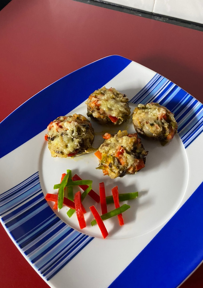 Una foto de Champiñones 🍄 rellenos de verduras 🍅