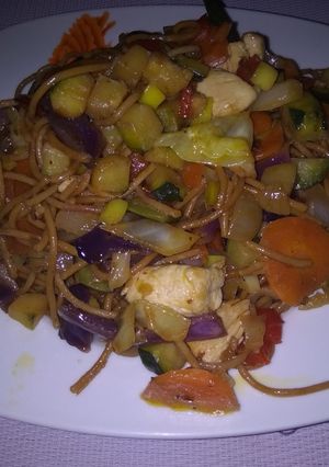 Una foto de Espaguetis integrales con verduritas y pechuga de pollo