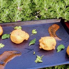 A picture of Mashed Potato pakoras.