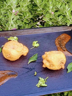 A picture of Mashed Potato pakoras.