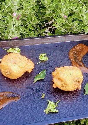 A picture of Mashed Potato pakoras.