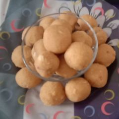A picture of Suji, besan laddu.