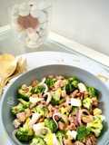 Ensalada de brócoli con longaniza y queso fresco