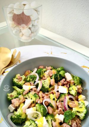 Foto principal de Ensalada de brócoli con longaniza y queso fresco