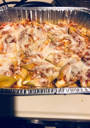 A picture of Cheesy stuffed shells.