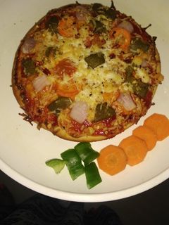 कड़ाही पिज़्ज़ा (kadai Pizza recipe in Hindi) रेसिपी मुख्य फोटो