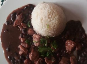 Una foto de Guiso de porotos negros con pulpa de cerdo