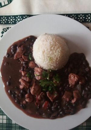 Una foto de Guiso de porotos negros con pulpa de cerdo