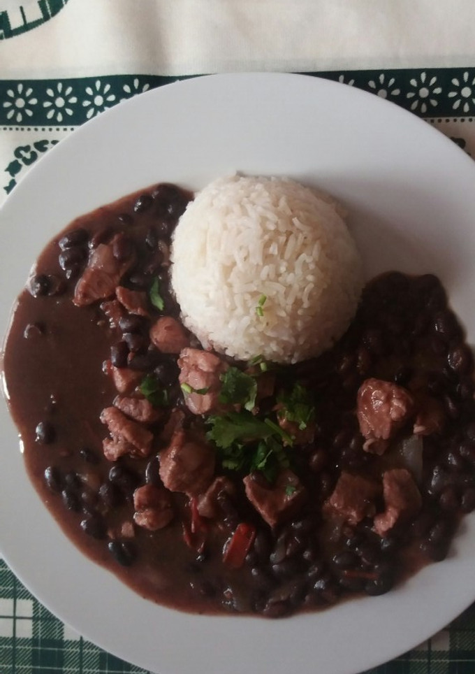 Una foto de Guiso de porotos negros con pulpa de cerdo