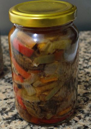 Una foto de Escabeche de cordero al vino tinto con hongos secos
