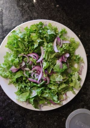 Foto de Salada de alface com cebola roxa