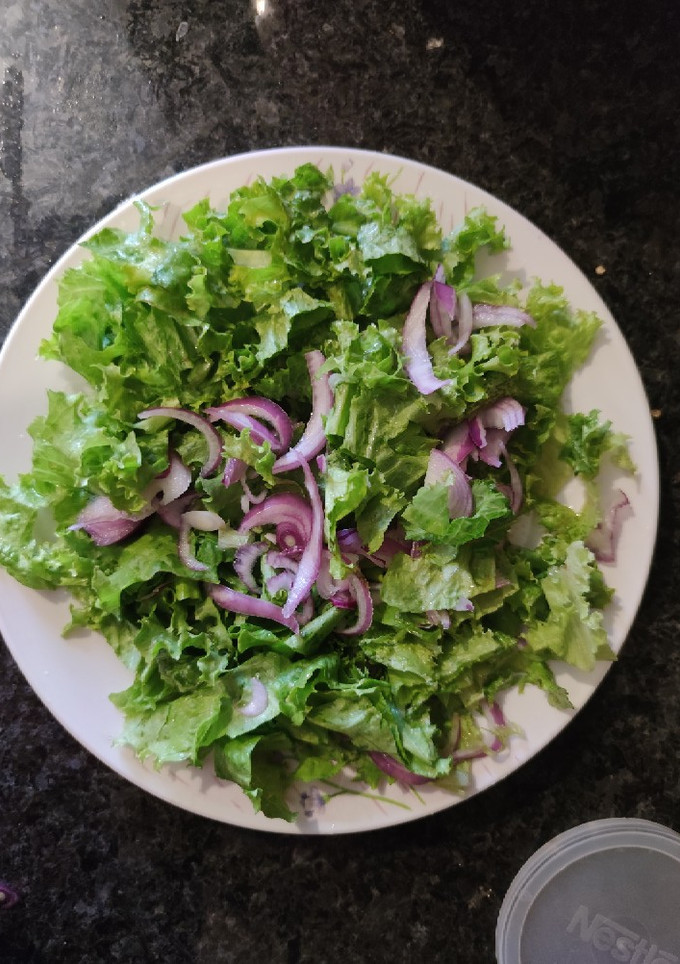 Foto de Salada de alface com cebola roxa