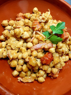 Una foto de Garbanzos Pedrosillanos con txistorra y bacon
