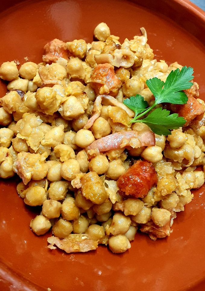 Una foto de Garbanzos Pedrosillanos con txistorra y bacon