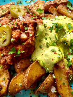 Una foto de Patatas Bravas con Alioli de Mojo Verde