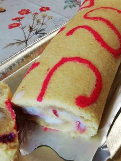 Foto di Rotolo con crema al latte e fragole