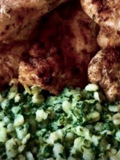 Bulgur spenóttal, és vajban sült csirkemell szeletekkel recept fotója
