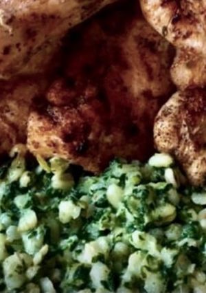 Bulgur spenóttal, és vajban sült csirkemell szeletekkel recept fotója