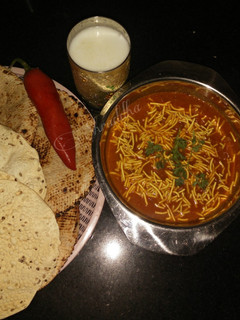 સેવ ટામેટા(Sev tomato recipe in gujarati) રેસીપી મુખ્ય ફોટો