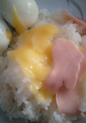 Une photo de Riz au beurre, fromage et saucisson de veau avec œufs durs