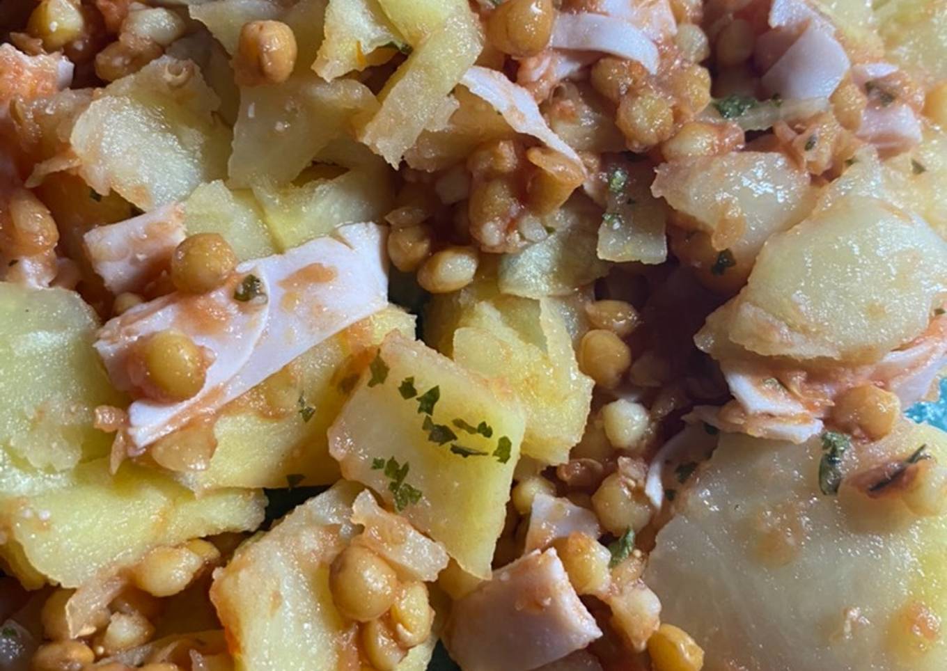 Patata con lentejas, tomate y pavo en el estuche Lékué, rápido y muy fácil