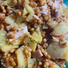 Una foto de Patata con lentejas, tomate y pavo en el estuche Lékué, rápido y muy fácil