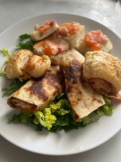 Una foto de Entrantes variados: wraps, hojaldres, mini tostas