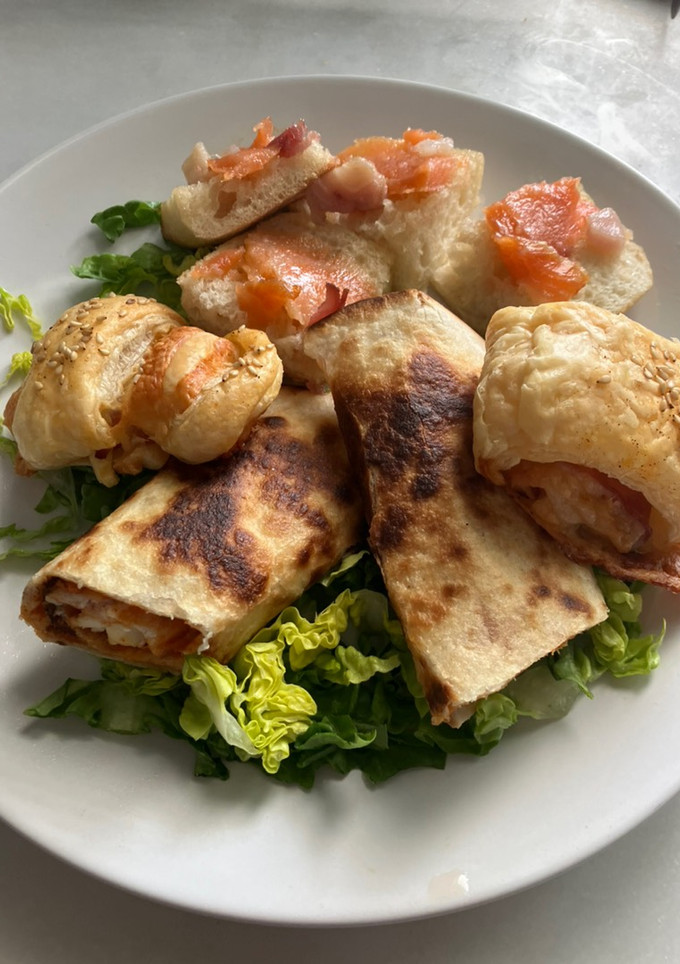 Una foto de Entrantes variados: wraps, hojaldres, mini tostas
