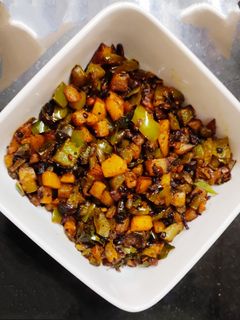 குடைமிளகாய் உருளைக்கிழங்கு வறுவல் (Capsicum Potato fry) செய்முறை முக்கிய புகைப்படம்