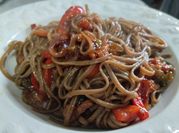 Una foto de fideos soba